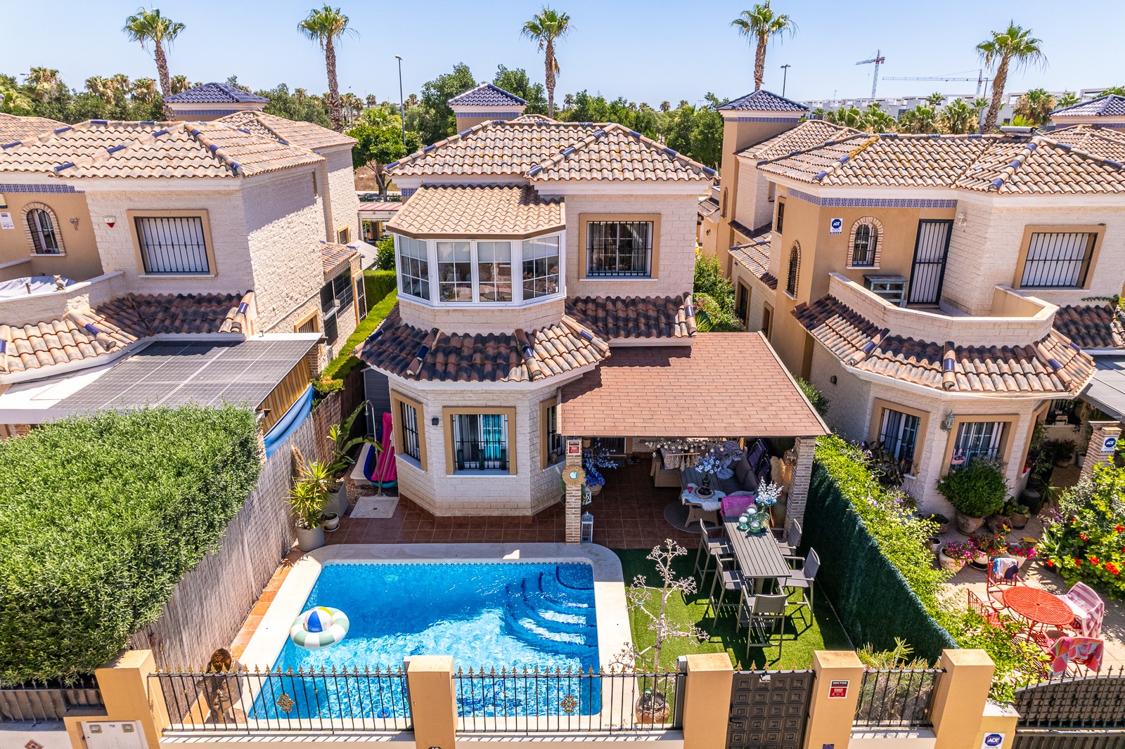 Mediterranean villa in El Raso – Guardamar del Segura We are pleased to present this stylish Mediterranean villa, located in the popular residential area of El Raso in Guardamar del Segura