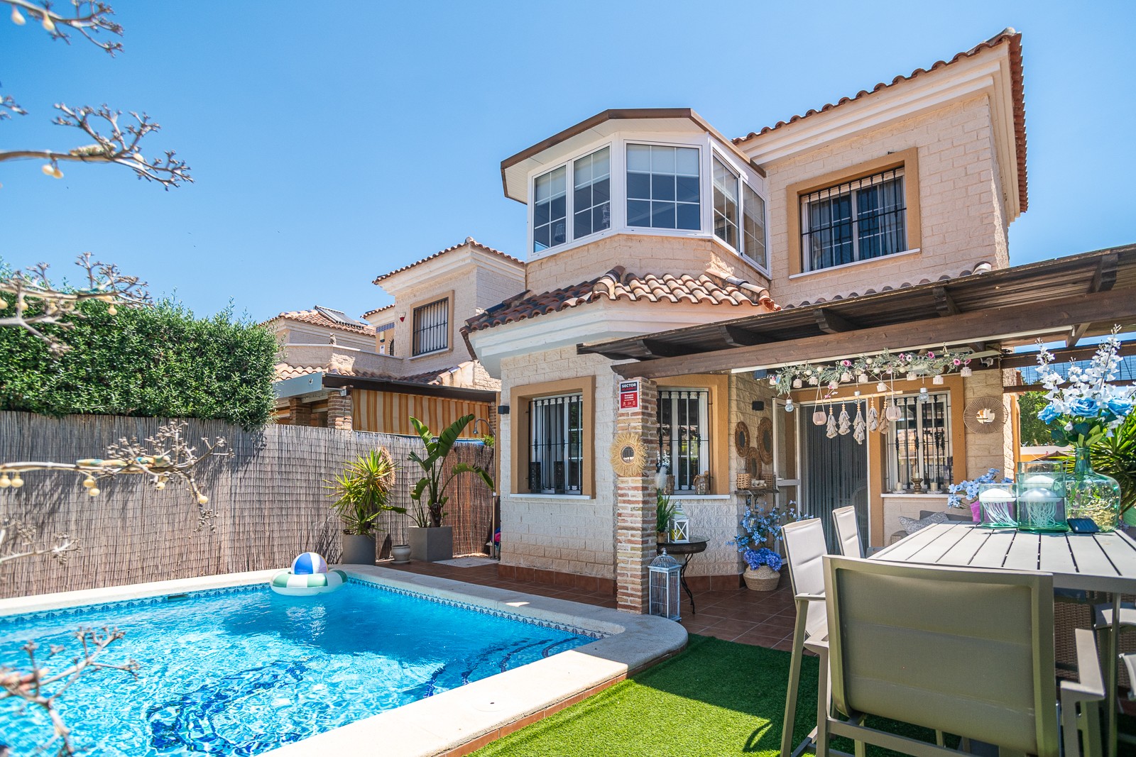 Mediterranean villa in El Raso – Guardamar del Segura We are pleased to present this stylish Mediterranean villa, located in the popular residential area of El Raso in Guardamar del Segura
