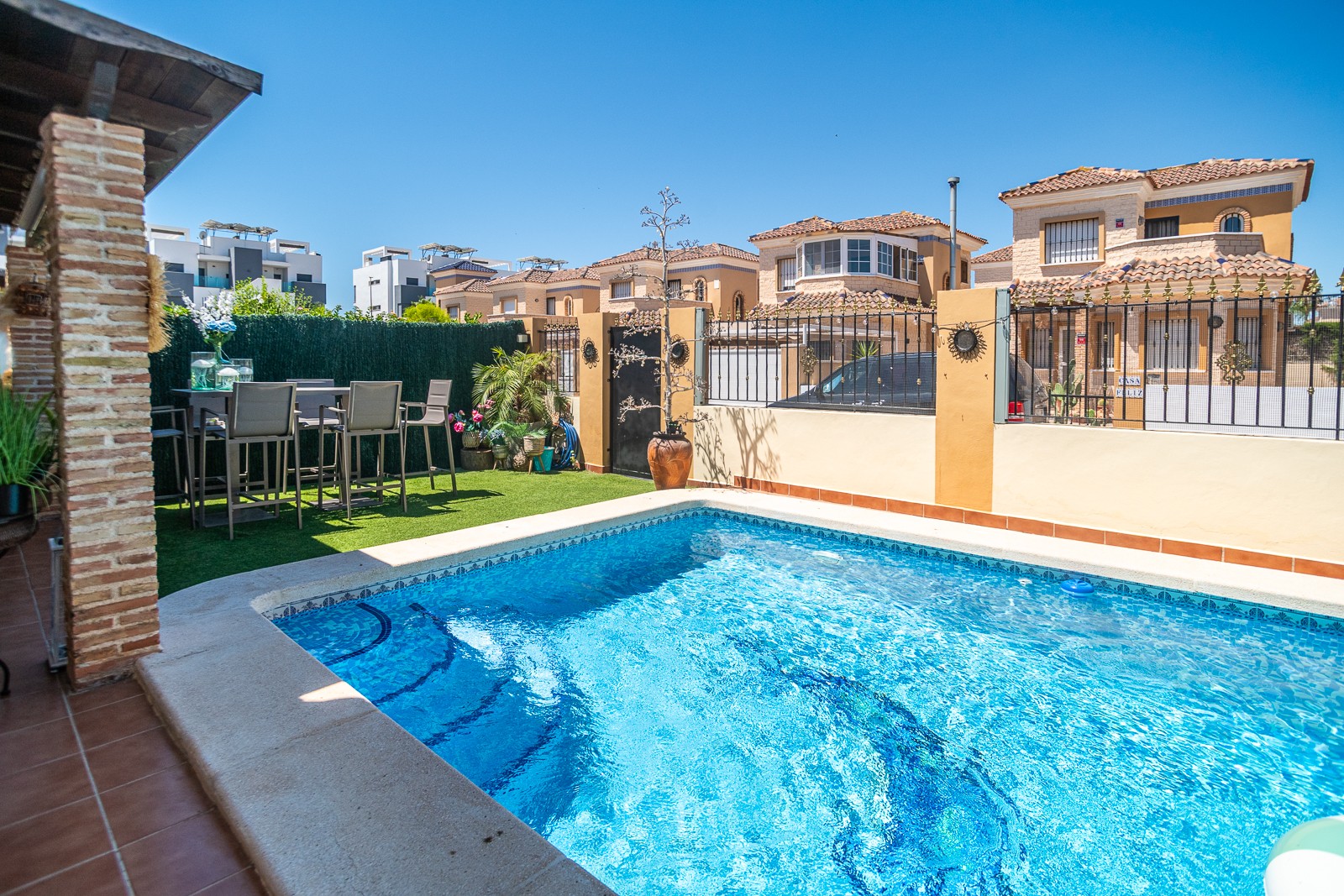 Garden in villa for sale in Guardamar del Segura