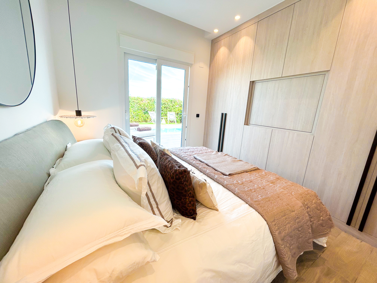 Bedroom in villa for sale in Algorfa