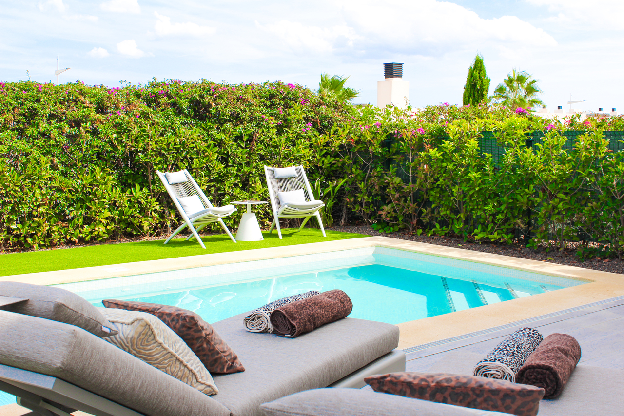 Pool area in villa for sale in Algorfa