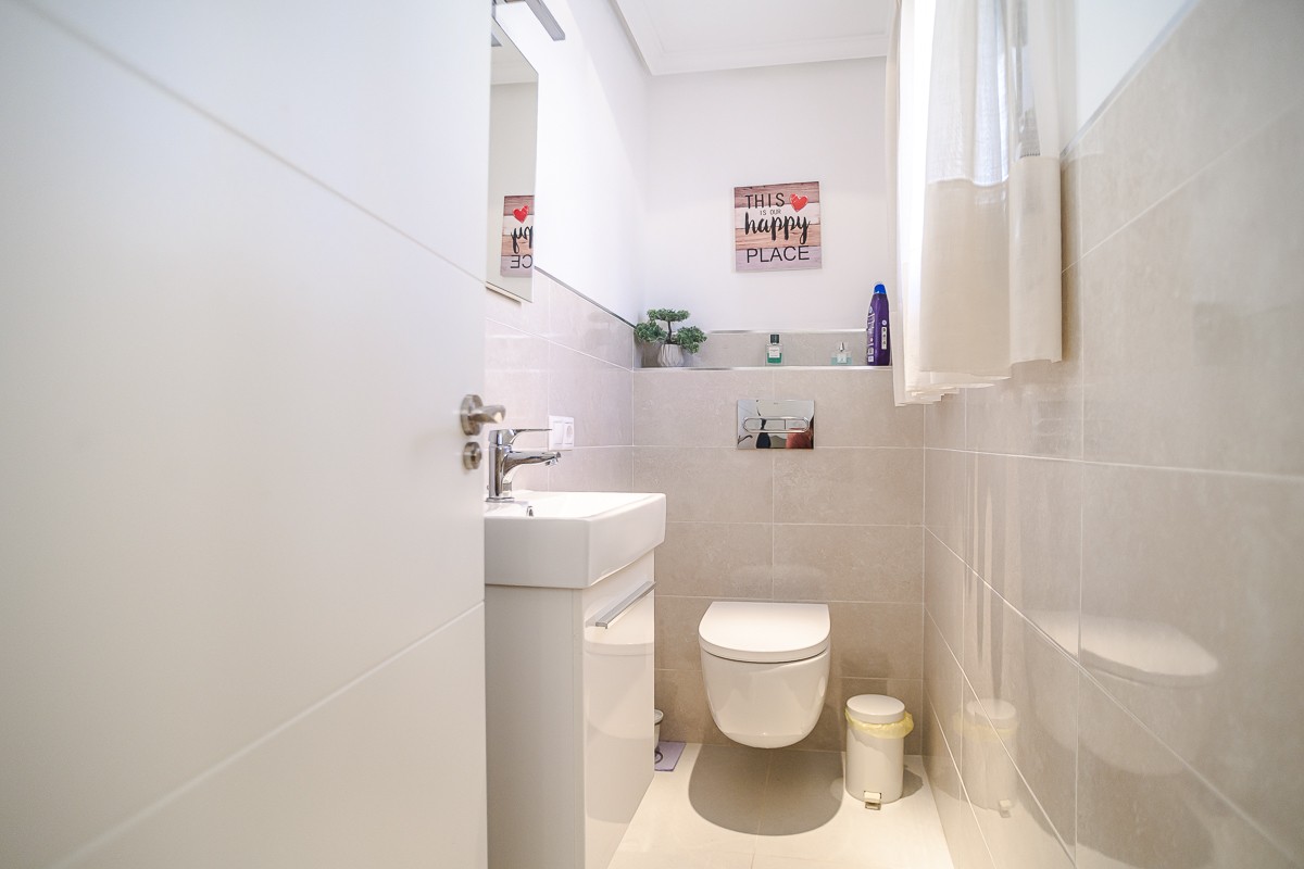 Bathroom in villa for sale in Torrevieja