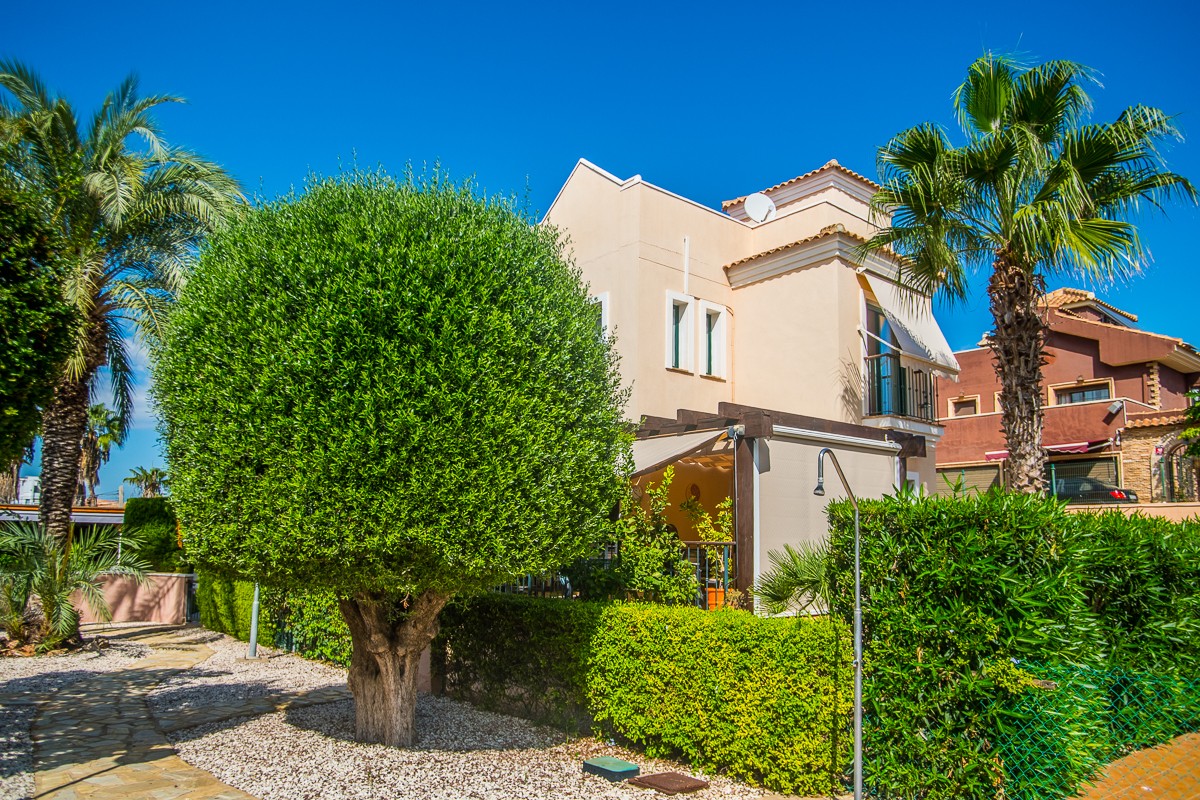Master bedroom in villa for sale in Torrevieja