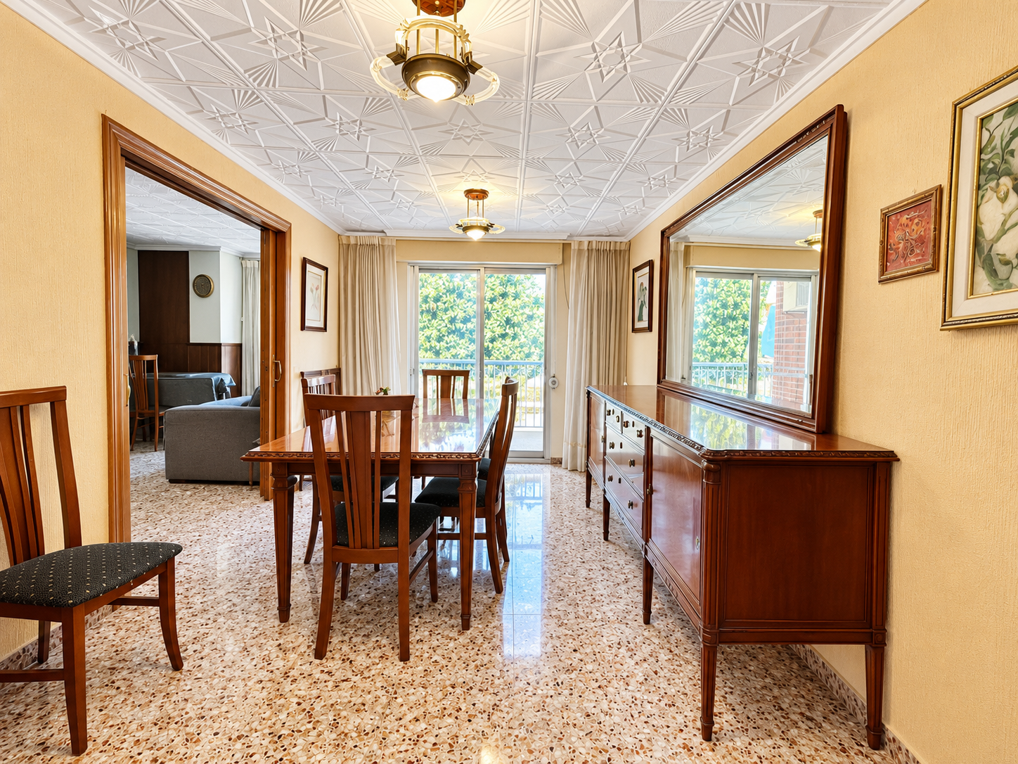 SPACIOUS AND BRIGHT 3-BEDROOM APARTMENT WITH TERRACE AND BALCONY – READY TO MOVE IN Discover this fantastic apartment offering 139 m² of built area and 132 m² of usable space