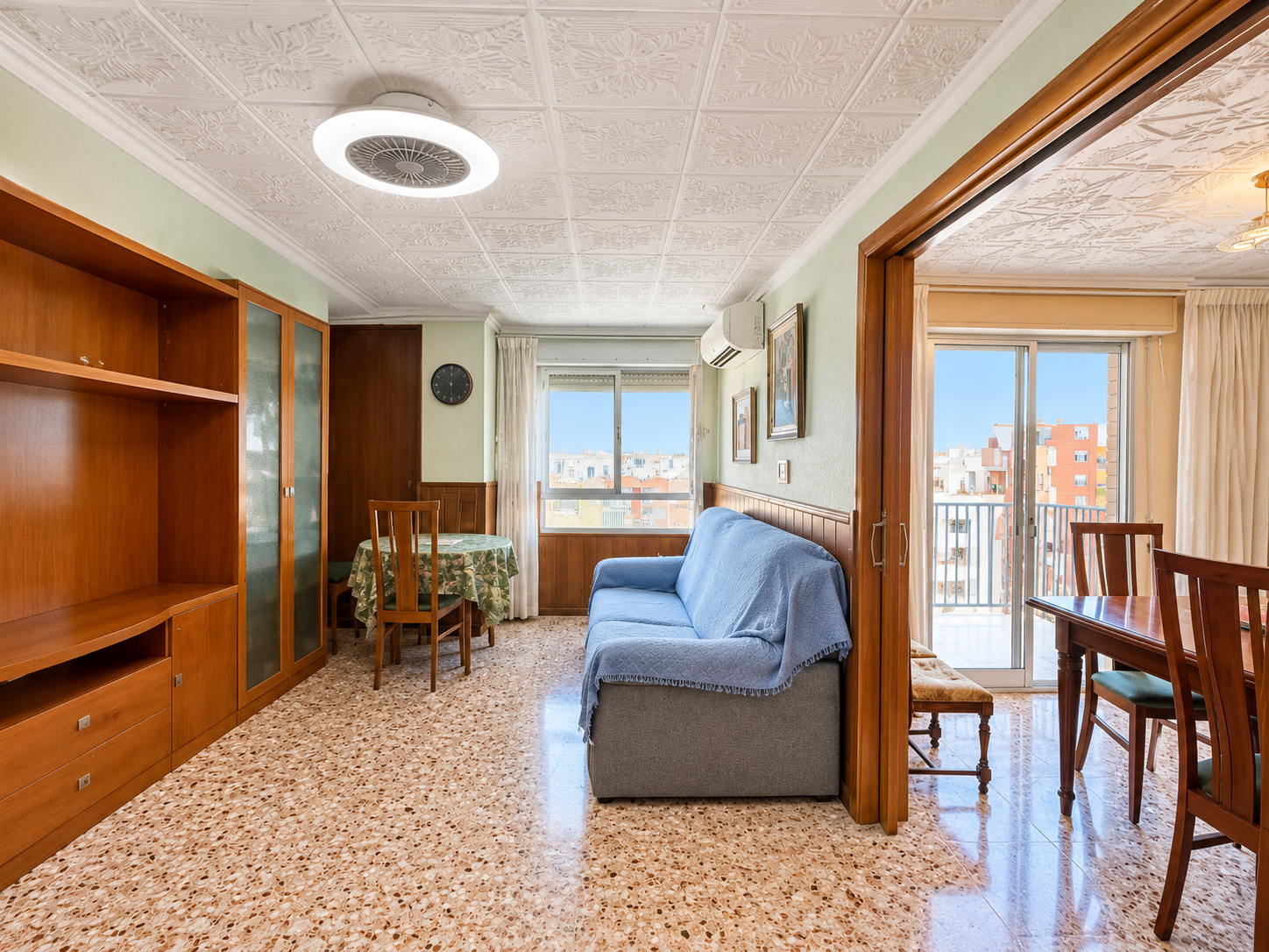 SPACIOUS AND BRIGHT 3-BEDROOM APARTMENT WITH TERRACE AND BALCONY – READY TO MOVE IN Discover this fantastic apartment offering 139 m² of built area and 132 m² of usable space