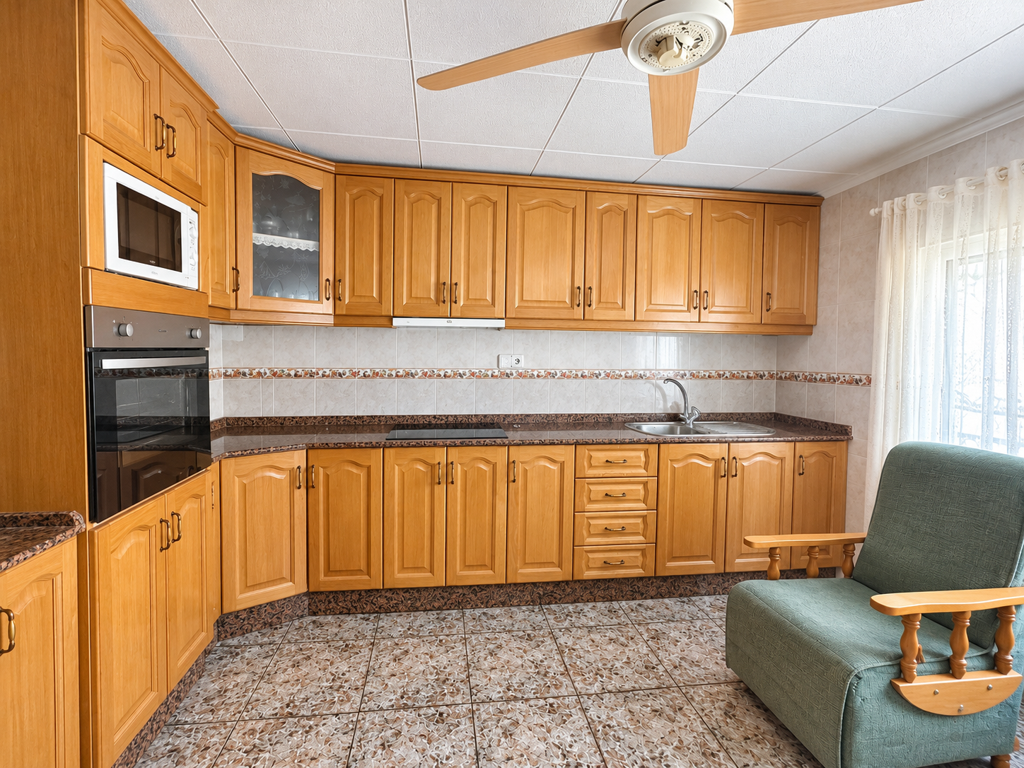 SPACIOUS AND BRIGHT 3-BEDROOM APARTMENT WITH TERRACE AND BALCONY – READY TO MOVE IN Discover this fantastic apartment offering 139 m² of built area and 132 m² of usable space