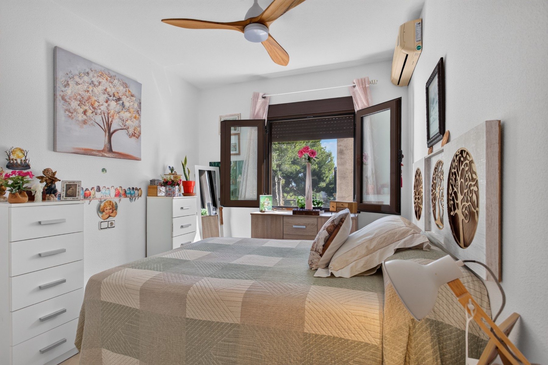 Bedroom in apartment for sale in Orihuela Costa
