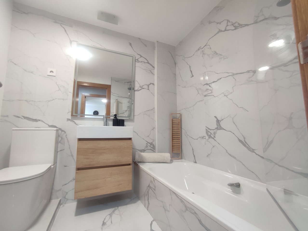 This upgraded apartment set on the second floor has great golf views and additionally benefits from having a second bathroom