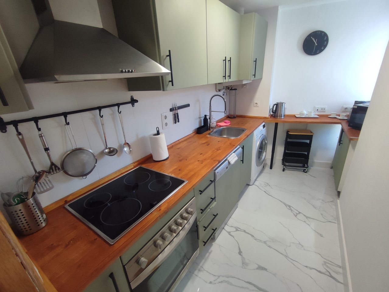 This upgraded apartment set on the second floor has great golf views and additionally benefits from having a second bathroom